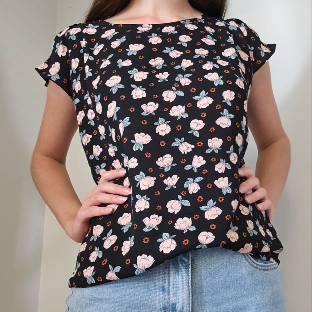 Tahari black floral relaxed fit cap/flatter short sleeve blouse Size S